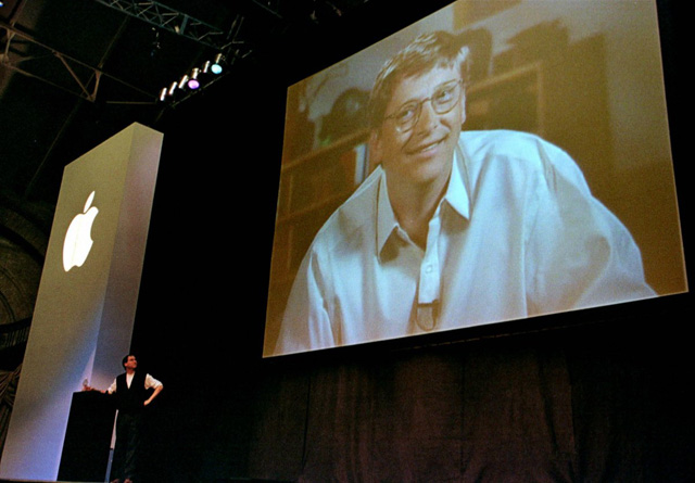  MacWorld 1997. Steve Jobs trở lại Apple với màn hình chiếu ảnh Bill Gates và 150 triệu USD tiền vốn từ Microsoft. 
