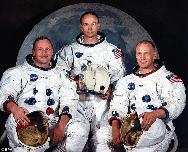  Neil Armstrong bên trái - Michael Collins đứng giữa - Buzz Aldrin bên phải. 
