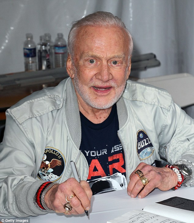  Ông Buzz Aldrin vẫn cố gắng thuyết phục chính phủ Mỹ tập trung vào việc lên Sao Hỏa. Ảnh được chụp vào tháng 4 năm 2016 tại Los Angeles. 