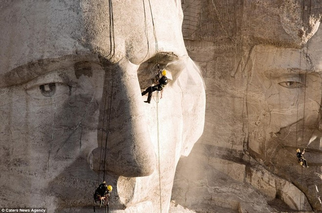 Làm sạch tượng đài núi Rushmore là một thử thách khó khăn, bởi xung quanh công trình khổng lồ này không có nguồn nước, không có đường để lên đỉnh.