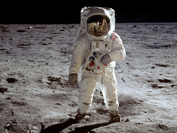  Những bước chân đầu tiên trên Mặt Trăng. 