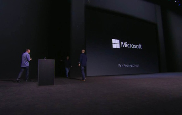 Năm 2015, người của Microsoft lại xuất hiện trên sân khấu Apple.