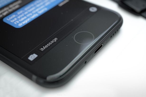 Hình ảnh rò rỉ trên mạng rất giống phiên bản iPhone 7 vỏ nhựa màu đen cầm trên tay. Trong hình, giắc 3,5mm đã không còn.