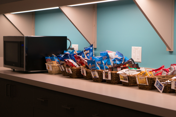 Có thể không giống quán cà phê trong văn phòng Google nhưng bạn sẽ thấy rất nhiều bim bim trên lối vào phòng server lớn.