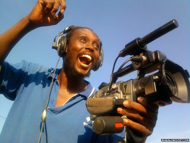  Isaac Nabwana chỉ đạo diễn xuất và trực tiếp quay một bộ phim hành động ở Wakaliwood. 