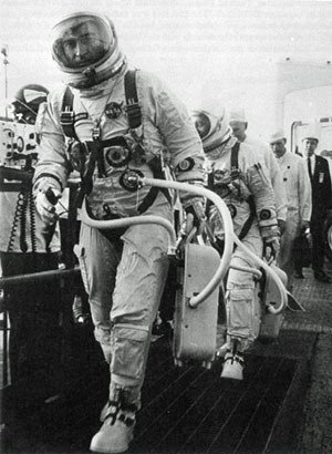 Phi hành gia Young và Grimsson đang đi lên thanh máy đưa họ lên tàu Gemini có người lái đầu tiên. Họ đang mặc các bộ đồ vũ trụ dành cho dùng trong tàu.