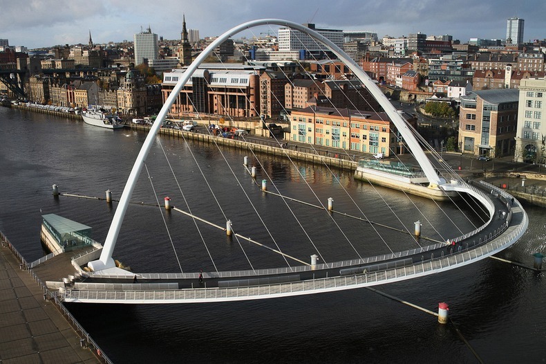  Cầu Gateshead Millennium bắc qua sống Tyne. 