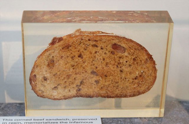  Miếng bánh mì thịt muối 50 tuổi được bảo quản trong keo nhựa tại bảo tàng Virgil I. Gis Grissom tại Mitchell, Indiana. Miếng sandwich nhìn thì bình thường này là một kỉ vật từ vũ trụ. Năm 1965, một nhà phi hành gia trẻ tên là John Young mang giấu theo người miếng bánh sandwich trong bộ đồ phi hành gia trước giờ phóng Gemini 3, tàu hai người lái đầu tiên của NASA. 
