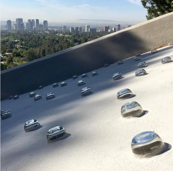  Lautner đã lắp đặt 750 cốc thủy tinh trên mái nhà để đưa ánh sáng vào bên trong phòng khách. 
