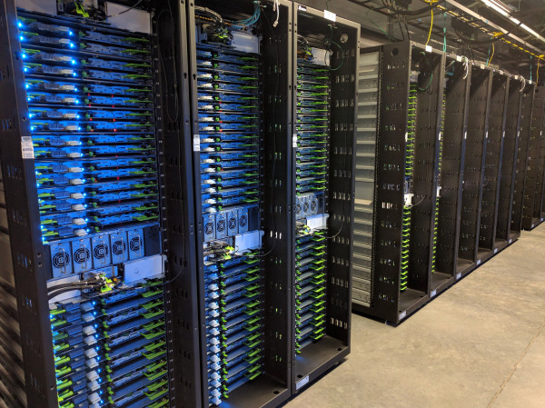 Đây là các server lưu trữ tất cả các dữ liệu cũ, không sử dụng trên Facebook. Mỗi tủ này có thể chứa 32 server và có thể lưu trữ 2 petabyte dữ liệu (tương đương hàng triệu bức ảnh).