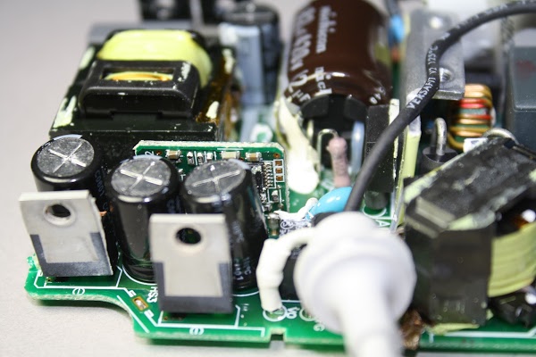  Chip xử lí Texas Instruments MSP430 sau các tụ điện. 