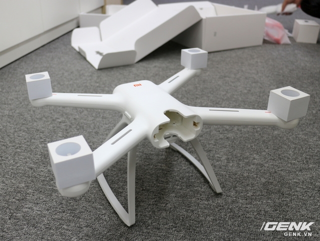  Đầu tiên là phần thân máy bay Xiaomi Mi Drone, sử dụng vỏ nhựa màu trắng, cảm giác nhẹ nhưng chắc chắn 