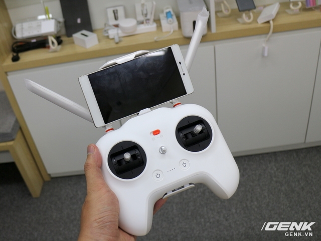  Tay cầm điều khiển máy bay Xiaomi Mi Drone, có thêm phần ngàm bằng nhựa để đặt smartphone 