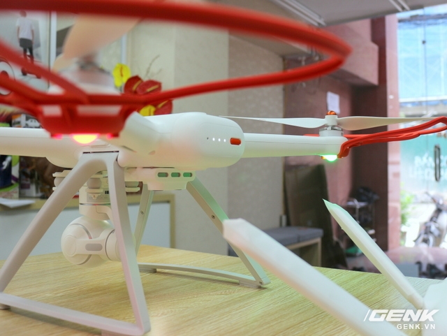  Mỗi bên cánh máy bay Xiaomi Mi Drone là cụm đèn LED màu xanh và đỏ 