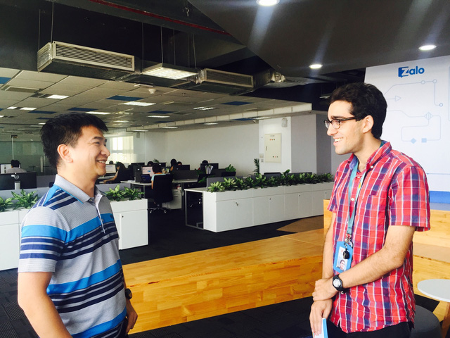  Arash trò chuyện cùng anh Phạm Kim Long – tác giả Unikey và nhóm sản phẩm Laban tại văn phòng Zalo group 