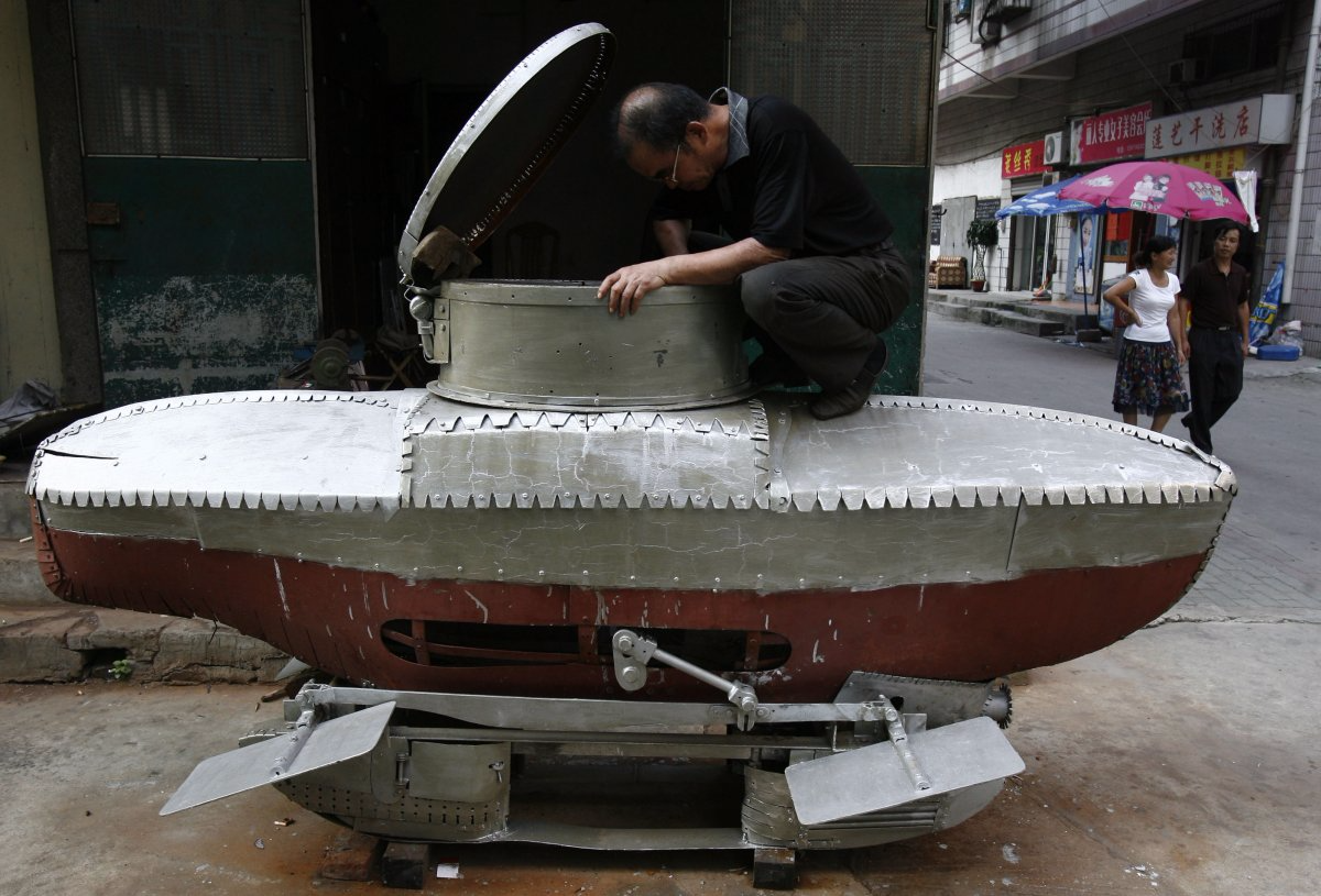  30. Li Yuming, một nông dân địa phương, đang kiểm tra chiếc tàu ngầm mini tự chế “Xiaguang V” của ông ở ngoại ô thành phố Vũ Hán, ngày 24/8/2007. 
