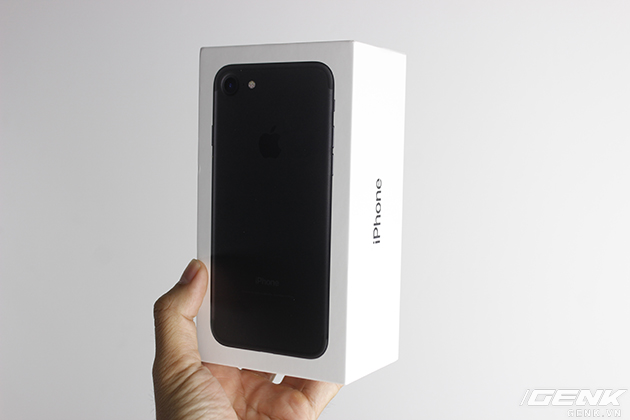  Ở bên cạnh của hộp, Apple chỉ để một dòng chữ iPhone đơn giản, không phải là iPhone 7. 