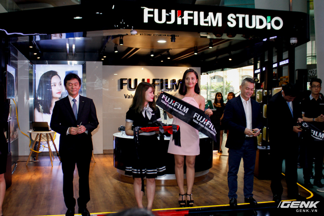  Ca sĩ Miu Lê cùng phía đại diện công ty cắt băng khai trương cửa hàng Fujifilm Studio. 