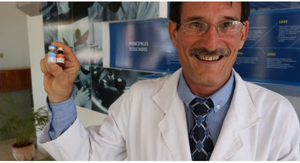 Giáo sư Camilo Rodriguez của Trung tâm miễn dịch học phân tử ở thủ đô Havana - Ảnh: CNN 