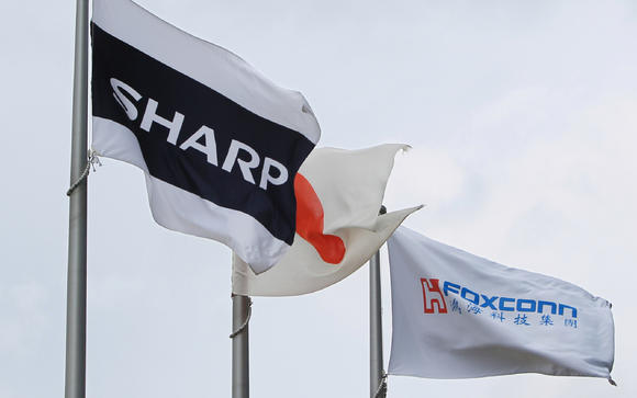  Sharp chính thức về tay Foxconn từ hôm nay: thu về 3,8 tỷ USD, nhưng CEO người Nhật mất chức 