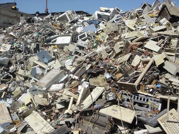  Mỗi năm người Việt Nam thải ra môi trường gần 90.000 tấn rác thải điện tử 