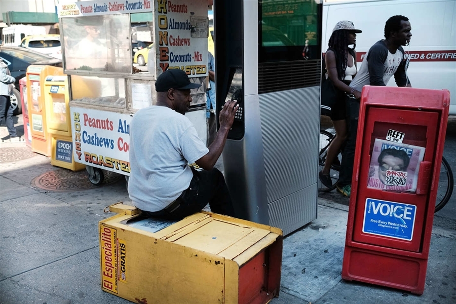  Một người vô gia cư đang sử dụng trạm Wi-Fi miễn phí ở New York (ảnh: Getty) 