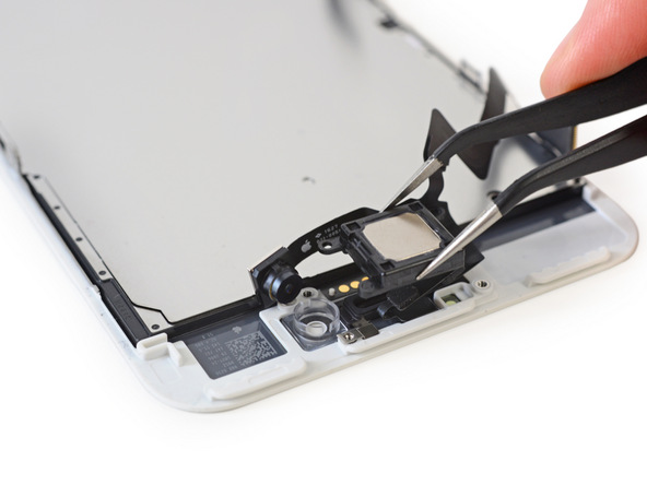  Tiếp theo loa thoại được tháo ra, đây là lần đầu Apple tích hợp loa ngoài và loa thoại giúp cho iPhone 7 và 7 Plus có hai loa ngoài. 