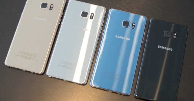  Màu xanh trên Samsung Note 7 có phần nhạt màu hơn so với iPhone 7 Plus. 