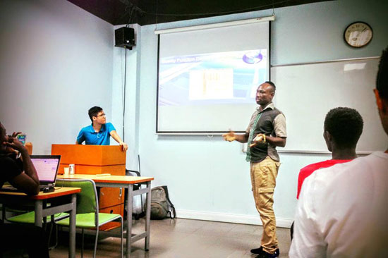  Học viên Ofori Nana Emmanuel trình bày trong một buổi thảo luận nhóm tại lớp học Thạc sĩ CNTT tại Đại học FPT (Ảnh nhân vật cung cấp). 