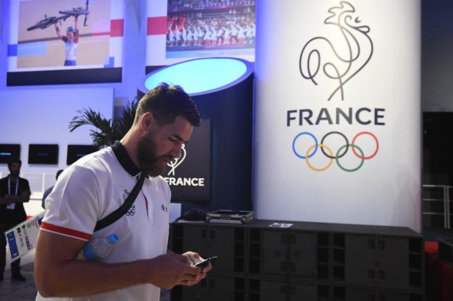  Vận động viên bóng ném đội tuyển Pháp - Luka Karabatic - kiểm tra điện thoại trong cuộc họp báo tại Rio de Janeiro trước ngày diễn ra Olympic. Ảnh: Getty Images. 