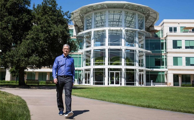  Tim Cook trước trụ sở Apple tại Cupertino. 