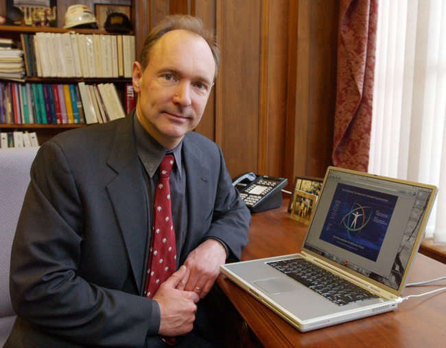  Tim Berners Lee sinh năm 1955, là cha đẻ của Web ngày nay. 