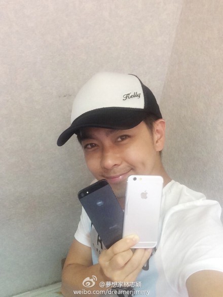  Lâm Chí Dĩnh bên hai chiếc iPhone 6 được công bố trước vài tháng sản phẩm ra mắt. Ảnh: Sina. 