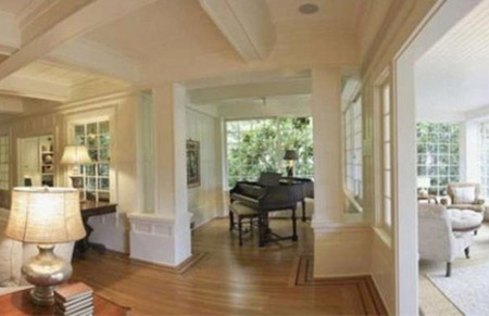  Phòng khách vô cùng thoáng rộng với chiếc piano đặt giữa phòng. 