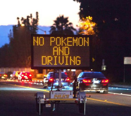 Các biển cấm chơi Pokemon khi đang lái xe đã được dựng lên ở nhiều khu vực.