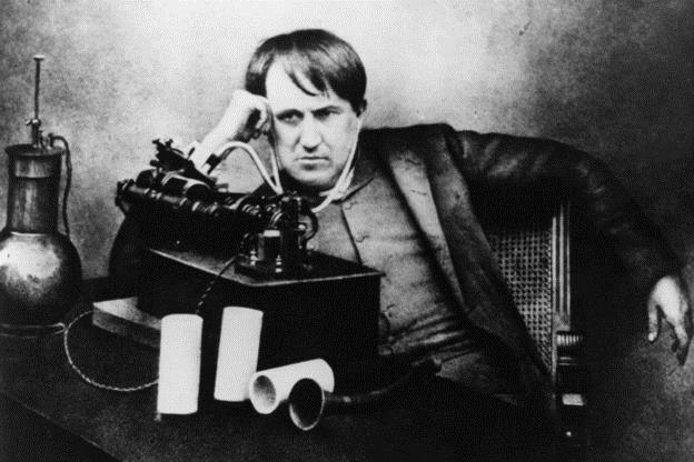 Nhà phát mình Thomas Edison (1847 – 1931) nghe âm thanh từ máy phát nhạc bằng chiếc tai nghe đầu tiên trong lịch sử