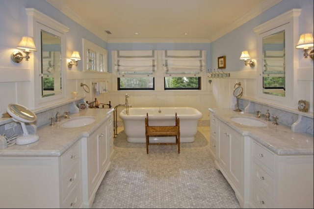  Phòng tắm vẫn là tông màu trắng chủ đạo được thiết kế theo phong cách cổ điển nhưng không kém phần sang trọng. 