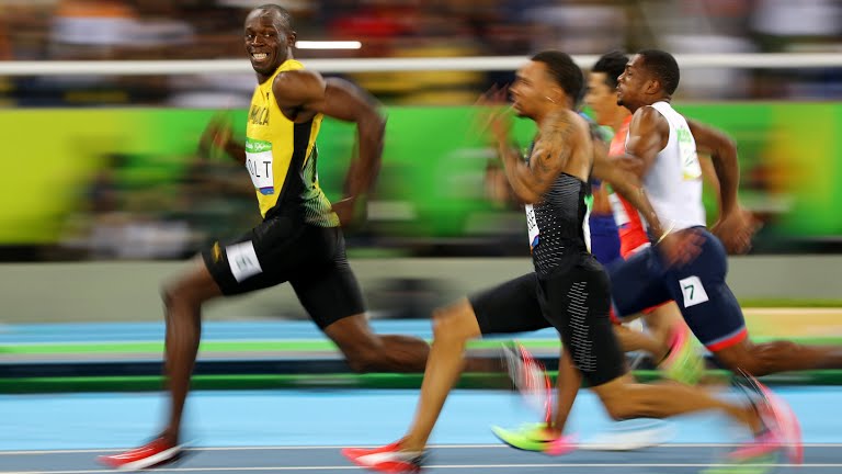  Vẫn còn đó những vận động viên chân chính, giữ ngôi vương thế giới mà không cần tới doping - Usain Bolt mỉm cười khi không thấy ai bắt kịp được mình. 