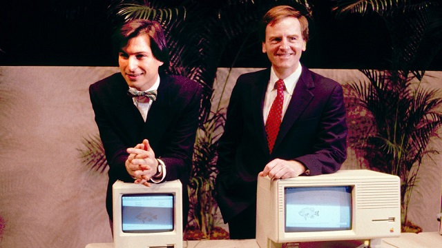 Steve Jobs và John Sculley, người được Jobs đích thân mời về làm CEO Apple và cũng là người đá Jobs khỏi Apple.