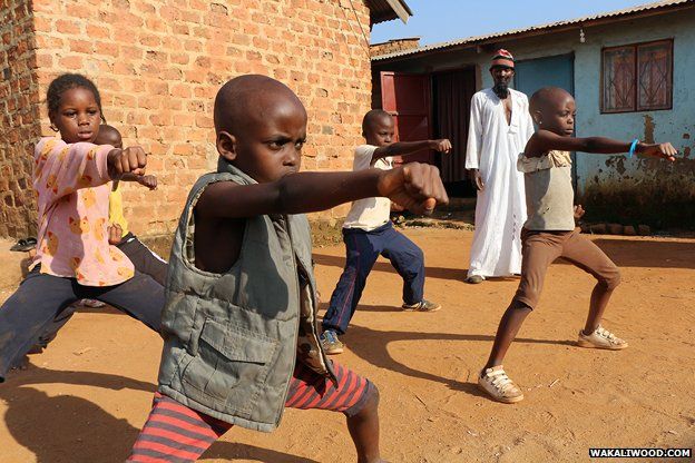  Không chỉ dừng lại ở đam mê làm phim, Isaac Nabwana còn mở những lớp dạy kung-fu cho trẻ em, giúp chúng tránh xa đường phố đầy rẫy tội phạm với hy vọng lớn lên các em sẽ trở thành các ngôi sao phim hành động 