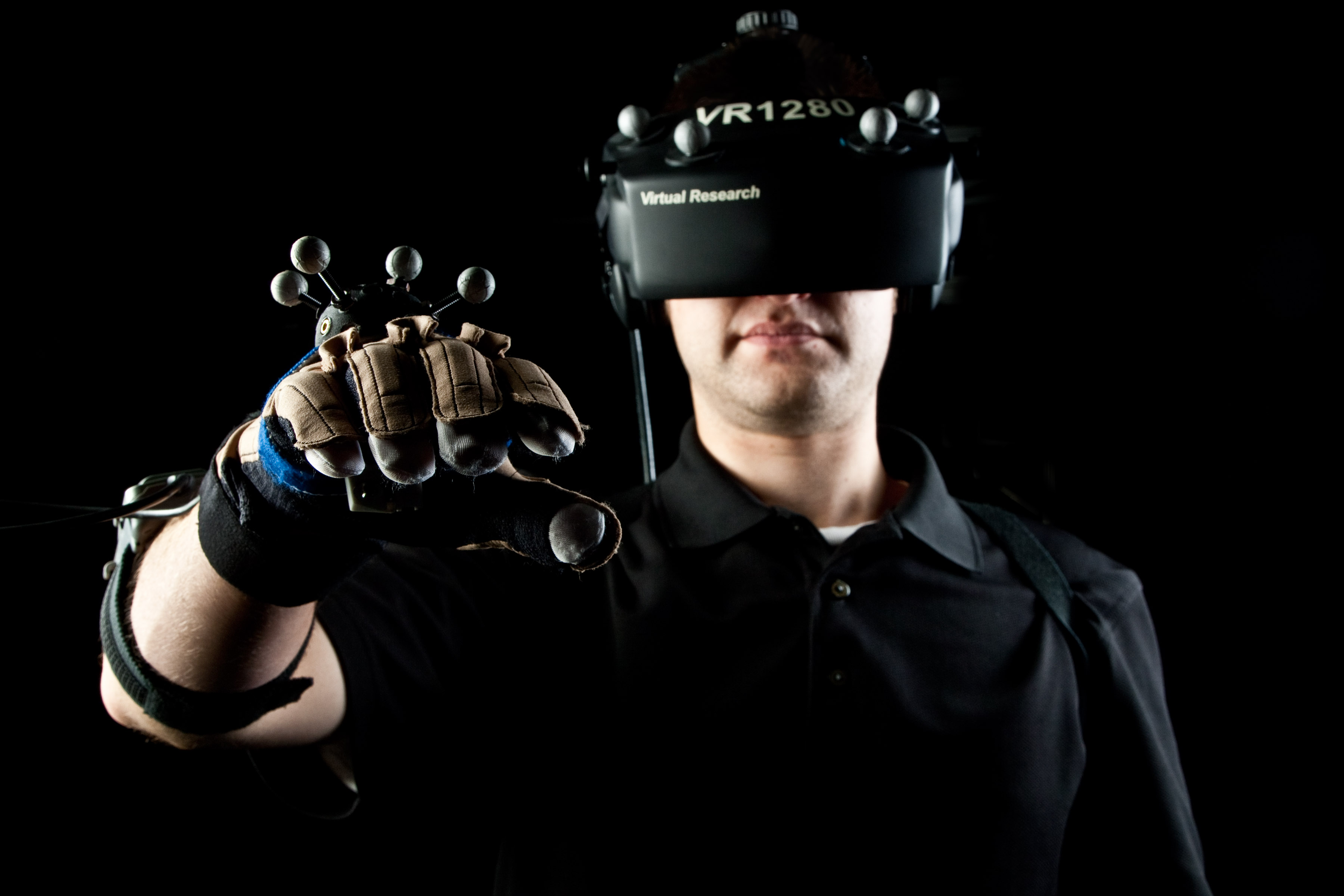  Công nghệ VR truyền thống vẫn yêu cầu người dùng phải đeo nhiều thiết bị phụ trợ có dây để có được trải nghiệm tốt hơn 