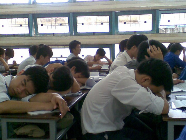  Cảnh học sinh ngủ trong giờ không phải là khó thấy tại các lớp học. 