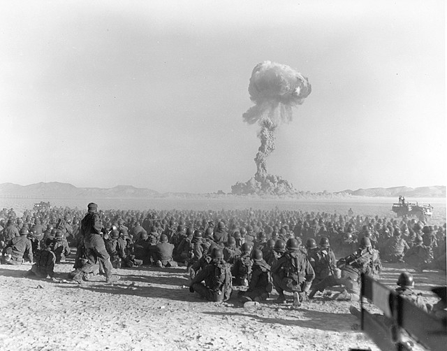  Một vụ thử bom nguyên tử ở bãi thử Nevada, Mỹ năm 1951. 