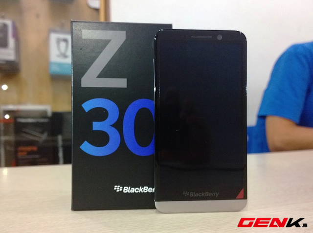 Mở hộp BlackBerry Z30 tại Việt Nam