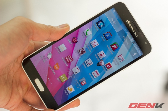  Galaxy J sử dụng màn hình 5 inch Full HD công nghệ Super AMOLED cho màu khác khá tốt như Note 3.
