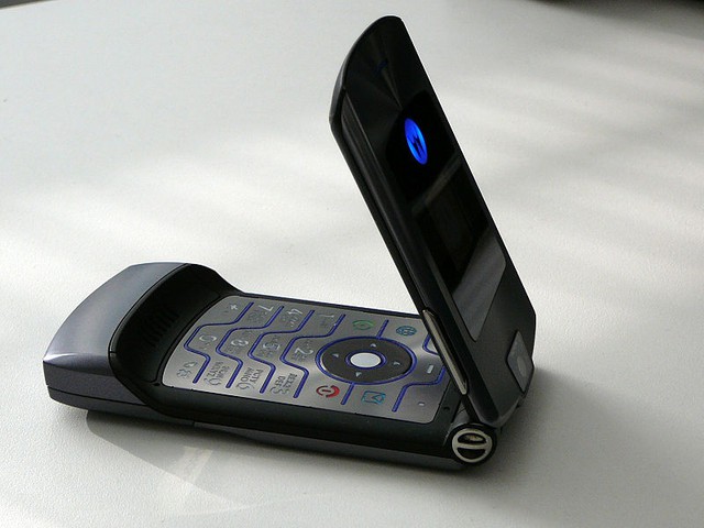 Motorola Razr, một trong những điện thoại vỏ sò sở hữu thiết kế đẹp mắt nhất