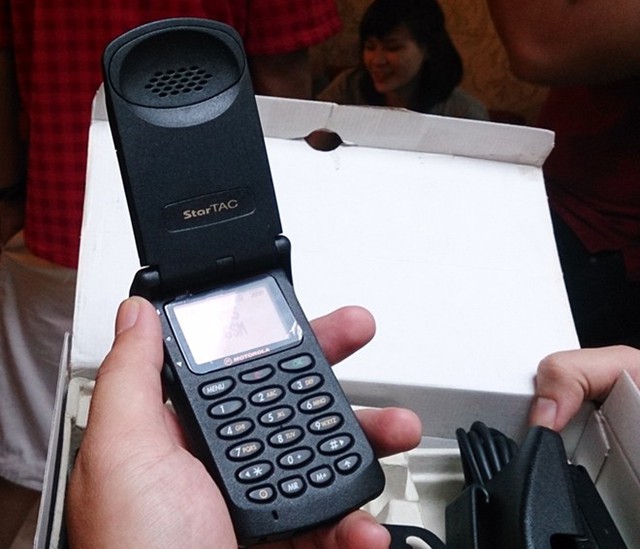 Motorola StarTAC còn mới nguyên sau 17 năm tại Sài Gòn