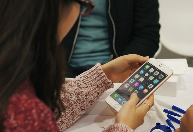 Một người dùng tại Việt Nam đang trải nghiệm chiếc iPhone 6 Plus mới sắm trong ngày đầu máy bán ra tại Việt Nam. Ảnh: Thành Duy.