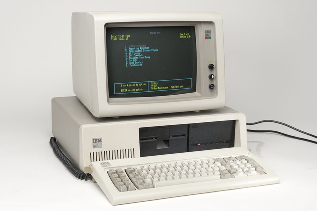 Chiếc máy tính cá nhân của IBM năm 1982.