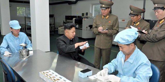 Nhà lãnh đạo Triều Tiên Kim Jong Un thăm nhà máy sản xuất smartphone của nước này. Tuy nhiên, một số nguồn tin cho rằng đây chỉ là các sản phẩm được nhập khẩu từ Trung Quốc. Ảnh: Reuter.